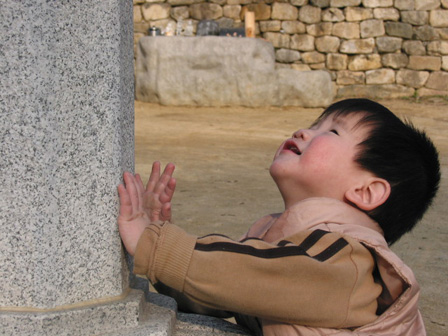 석등을 바라보고 있는 아들 성수 